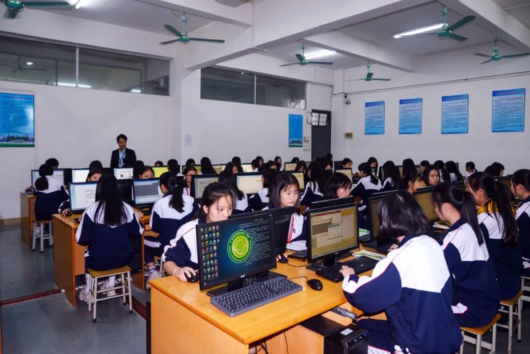 2018 11 21 計(jì)算機(jī)系實(shí)訓(xùn)機(jī)房1--有學(xué)生3.jpg 圖片